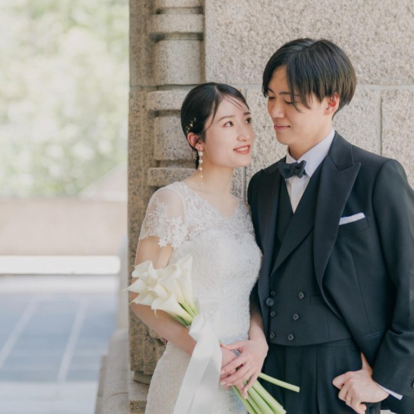 モダンな設えがドレスも和装もふたりの姿を⼀層美しく引き⽴てる