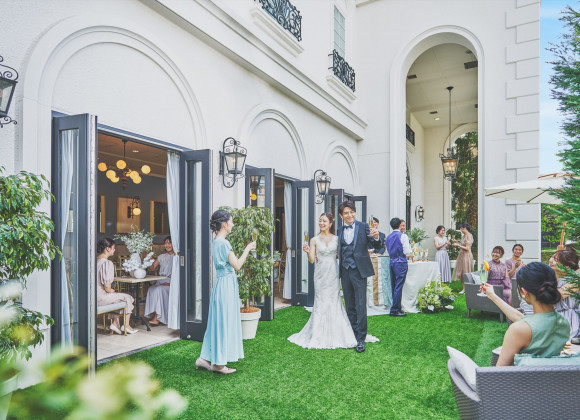 やりたいことを実現できる式場」｜白を基調としたチャペルで青の