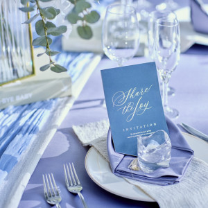 白を基調とした会場だからこそ、お二人色のコーディネートをご提案|The 迎賓館 偕楽園 別邸の写真(54837079)