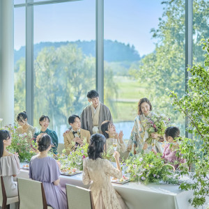 3面ガラス張りの開放感ある披露宴会場で最高のおもてなしを|The 迎賓館 偕楽園 別邸の写真(37256085)