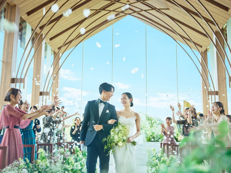 緑と光が溢れる景色の中で、大切なゲストと寛ぎの時間を