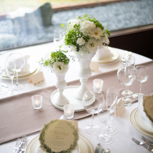 【ビオラ】白い花のコーディネートはさわやかな印象に。ビオラ・プラティアともにご対応可能。|夢婚 ふたりの夢をリーズナブルに叶える結婚式の写真(22840080)