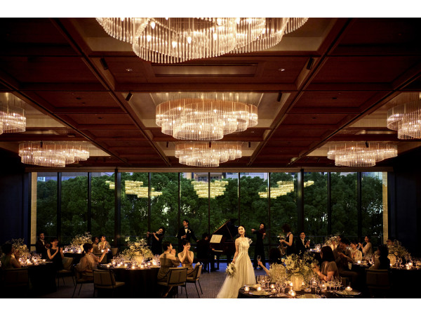 会場「Queens Room」自然素材をモダンにアレンジした非日常空間