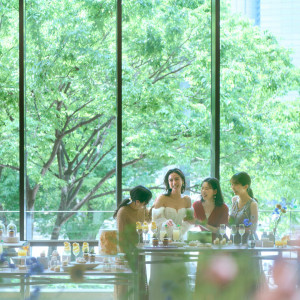 窓の向こうに広がる緑との一体感を味わいながら、いつものふたりらしいナチュラルなスタイルを楽しめる。|TIAD, オートグラフ コレクション（ティアド, オートグラフ コレクション）の写真(44870318)
