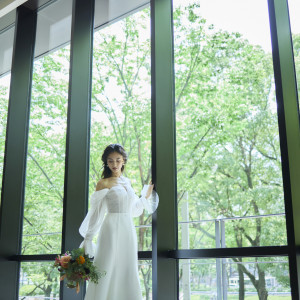 緑景が花嫁の美しさを引き立てる。|TIAD, オートグラフ コレクション（ティアド, オートグラフ コレクション）の写真(42335296)