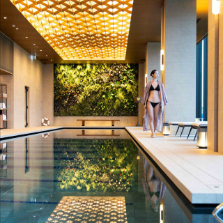 ホテルのウエルネスフロアにある象徴的なプールはご宿泊者には自由にお使いいただけます。