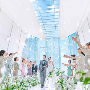 ＼GW限定140万特典／水×光の純白チャペル＆青空テラスParty