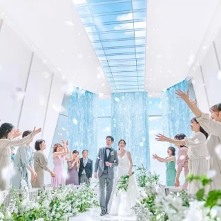 ＼GW限定140万特典／水×光の純白チャペル＆青空テラスParty