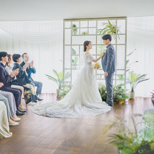 柔らかな陽光に包まれるウッドテイストなチャペル|MARINE TOWER WEDDING（マリンタワー ウエディング）の写真(49769133)