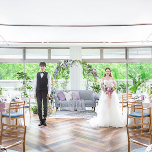 天井まで続く大きな窓からは緑を望み、自然を感じながらのパーティが叶う|MARINE TOWER WEDDING（マリンタワー ウエディング）の写真(51973101)