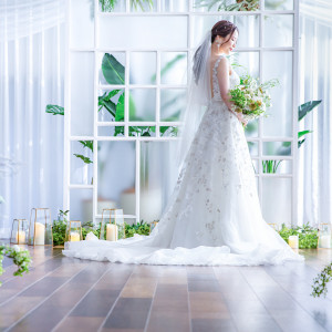【チャペル】白とウッドを基調としたナチュラルチャペル|MARINE TOWER WEDDING（マリンタワー ウエディング）の写真(33605654)