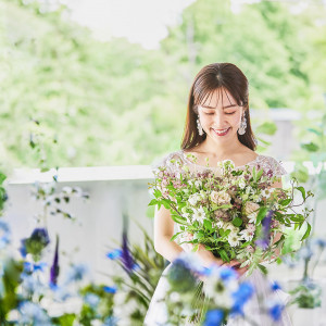 天井まで続く大きな窓からは緑を望む|MARINE TOWER WEDDING（マリンタワー ウエディング）の写真(42044114)