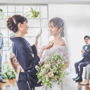 【チャペル】柔らかな陽光が差し込む|MARINE TOWER WEDDING（マリンタワー ウエディング）の写真(42043924)