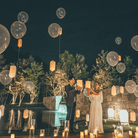 風船を使ったランタン飛ばしは、その幻想的な光景に歓声と感動の声があふれる