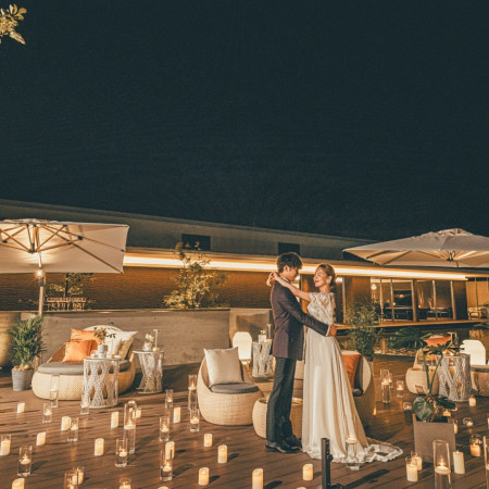 キャンドルが揺れるテラスで、大人の洗練されたパーティを