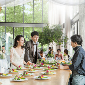 オープンキッチンから届く出来立てのお料理にゲストもきっと満足してもらえるはず。|MAISON 8（メゾンエイト）の写真(54692107)