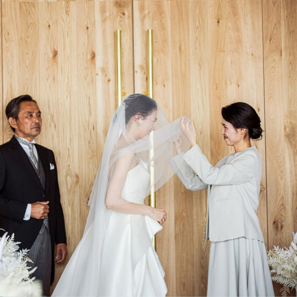 木目が優しく美しい時間を演出する憧れの天空チャペルで、家族と心温まるセレモニーを叶えて。