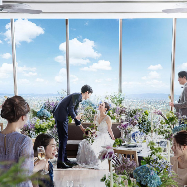 名古屋のロケーションを一望できる空間は、それだけでゲストの会話が弾む素敵な時間へ。