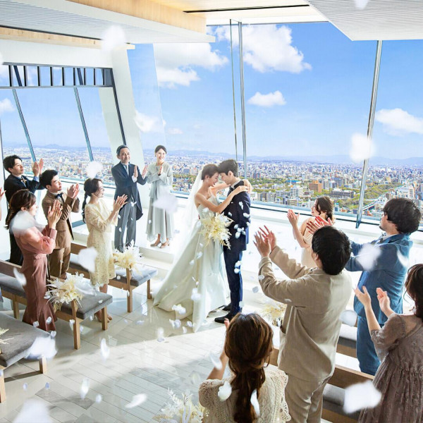 都会の中心にありながらも、その喧騒から離れた地上180mの最上階で誓う天空ステージ。