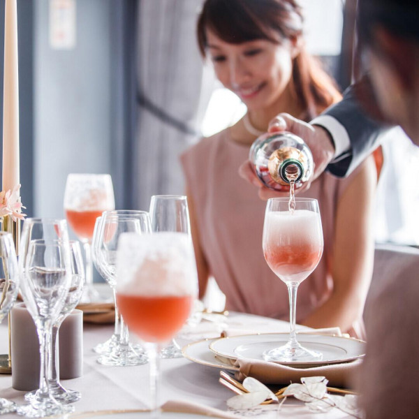 あたたかな春の日にピッタリなペールトーンのコーディネートと、お二人らしい心遣いを。