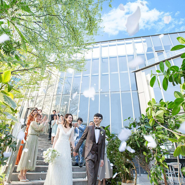 最上階パーティ空間と緑溢れる邸宅レストラン、お好みで選べるパーティスペース。