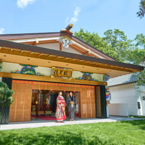 徒歩圏内の北海道神宮での挙式も人気。古式ゆかしい神前式はもちろんサロンに揃う多彩な和装を纏って|LAZOR GARDEN SAPPOROの写真(54073227)