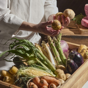 色とりどりのスイーツが並ぶビュッフェを囲めばふたりとゲストとの会話もはずむ。幸せ時間を皆とシェアして|LAZOR GARDEN SAPPOROの写真(54073223)