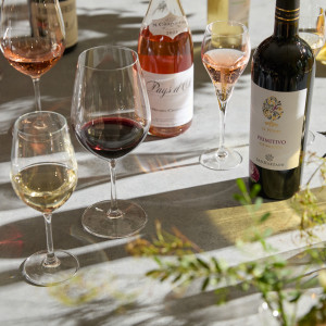 色とりどりのスイーツが並ぶビュッフェを囲めばふたりとゲストとの会話もはずむ。幸せ時間を皆とシェアして|LAZOR GARDEN SAPPOROの写真(54073217)