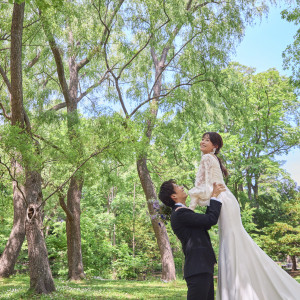 美しい自然がそばに。光、緑、風の中で、自然体の二人を写す。フォトスポット|LAZOR GARDEN SAPPOROの写真(54073232)