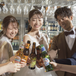 色とりどりのスイーツが並ぶビュッフェを囲めばふたりとゲストとの会話もはずむ。幸せ時間を皆とシェアして|LAZOR GARDEN SAPPOROの写真(54073234)