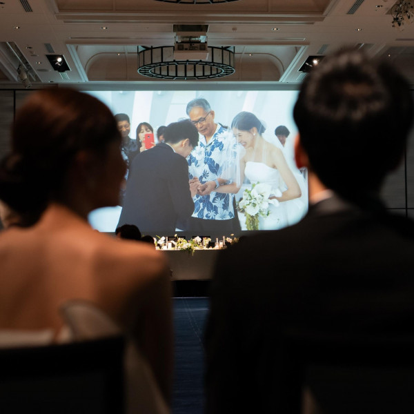 披露宴の結びに上映するアニバーサリーフィルム。その日の感動を皆様とご覧ください。