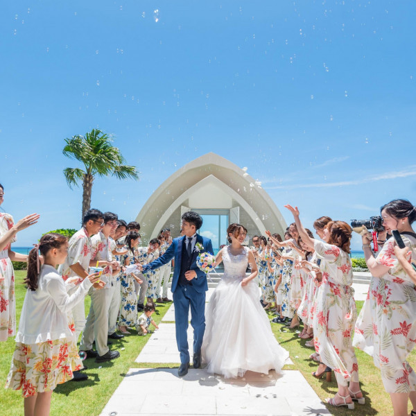 お揃いのかりゆしウェアで沖縄らしいリゾートウエディングを。