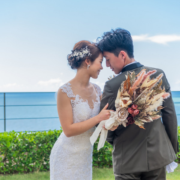 碧く美しいグラデーションの海をバックにガーデンでのフォトタイム。