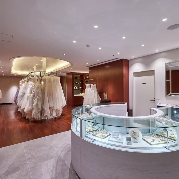 県内初出店となるForsis&Co.は、花嫁を最大限に美しく魅せてくれるドレスを幅広くご用意。