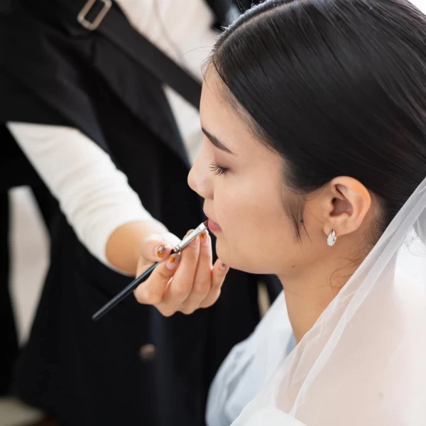 プロのヘアメイクアップアーティストがおふたりの魅力を最大限に引き出しより美しく仕上げます。