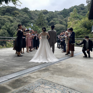 「神椿」パーティー後 ゲストに囲まれてフラワーシャワーの祝福|中津万象園の写真(34085326)