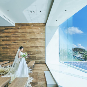 一面の窓に広がる煌めく水面と水平線が魅力な幻想的なチャペル|AMANDAN BLUE青島（アマンダンブルー青島）の写真(29729332)