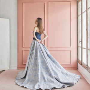 ネイビーのトップスに、花柄のスカイブルーのスカートのバイカラーのドレス|AMANDAN BLUE青島（アマンダンブルー青島）の写真(37130362)