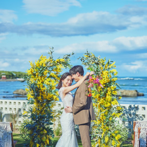 色彩り豊かな装花に囲まれて笑顔溢れる祝福を|AMANDAN BLUE青島（アマンダンブルー青島）の写真(29932987)