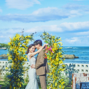 きらめく陽光がふたりを包み込むガーデン挙式|AMANDAN BLUE青島（アマンダンブルー青島）の写真(56563247)