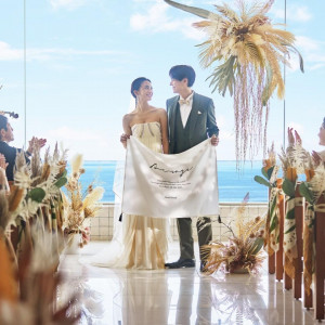 ゲストの拍手がチャペル内に美しく響く|AMANDAN BLUE青島（アマンダンブルー青島）の写真(56563032)