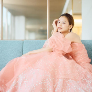 小花のようなラメが煌きまるで宝石のように輝く