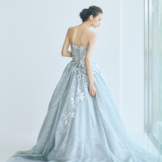 どの角度からでもドラマチックに魅せるシルバーリーフ