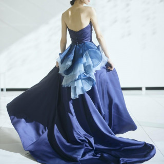 サテンの光沢感で上質な大人花嫁に