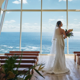 胸もとの装飾も美しいドレス。チュールを重ねた軽やかなデザイン