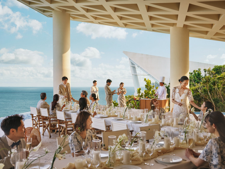 パノラマに広がる海と空に向かって永遠の誓いを