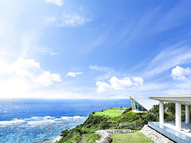 沖縄南部の壮大な自然を望む、波音と潮風が心地よいウエディング