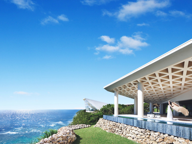 沖縄南部の壮大な自然を望む、波音と潮風が心地よいウエディング