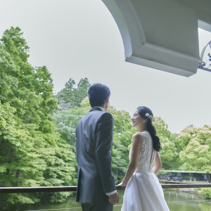 四方を開け放てばまるで屋外にいるような心地よさ。桜、新緑、紅葉など四季折々の美しさに包まれる挙式に。|アートホテル成田の写真(50886107)