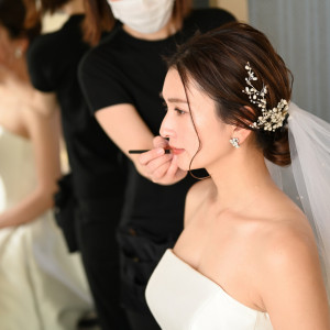 最高に輝く花嫁に…専任のヘアメイクアーティストがお手伝いいたします。|アートホテル成田の写真(50892289)